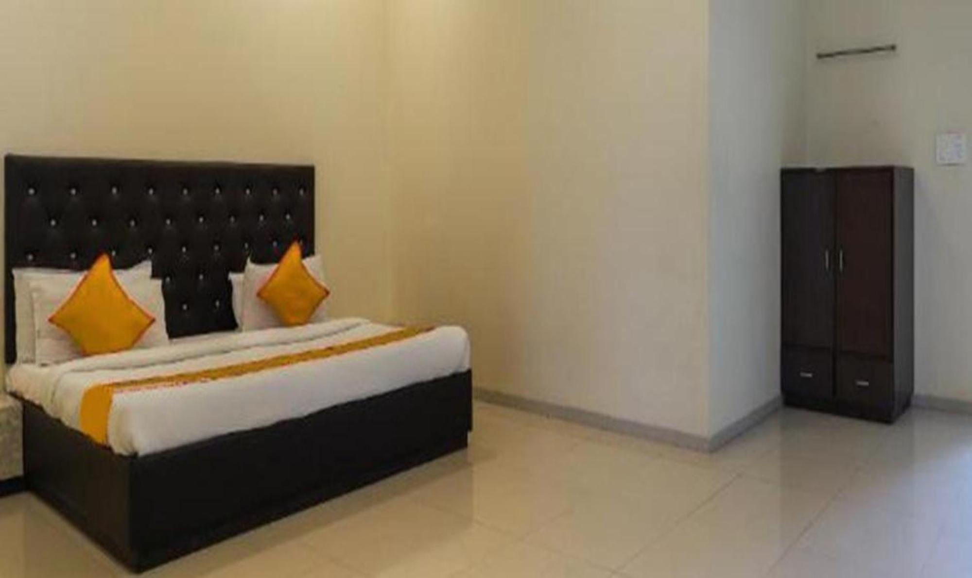 Hotel O Marigold Surat Exterior foto