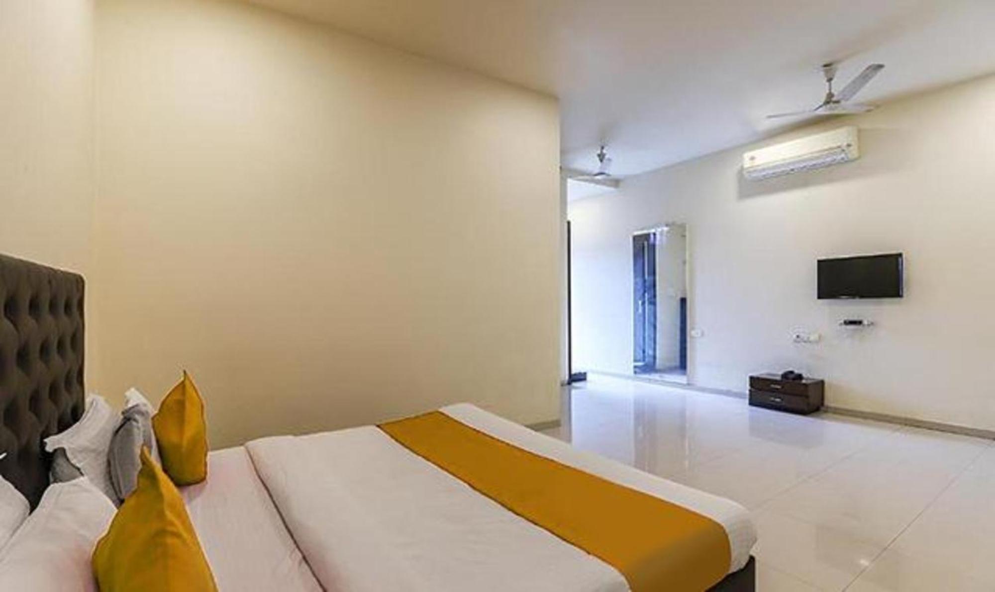 Hotel O Marigold Surat Exterior foto
