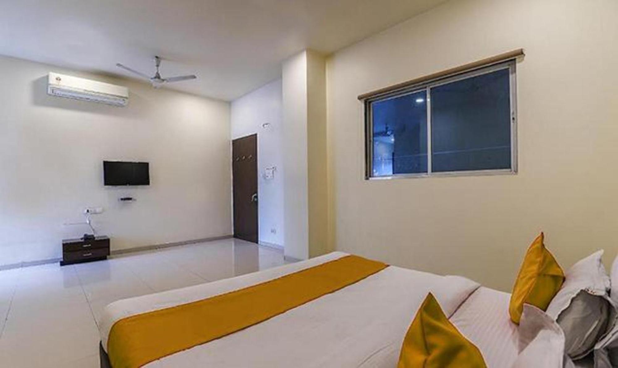 Hotel O Marigold Surat Exterior foto